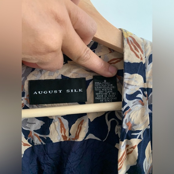 Gorgeous 100% silk wrap floral print dress (size 8) with adjustable side slit - Picture 5 of 5